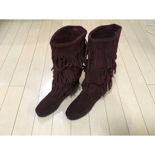 ミネトンカ(Minnetonka)のお値下げ！　ミネトンカ　3段フリンジスエードロングブーツ　サイズ２３㎝　新品(ブーツ)