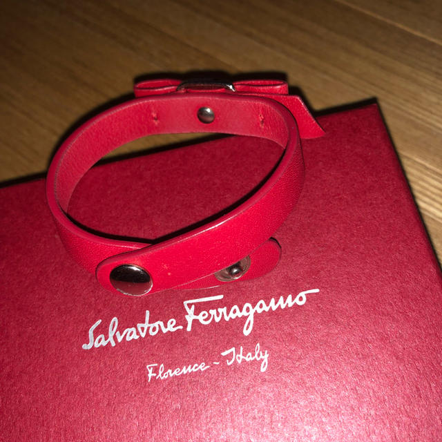Salvatore Ferragamo(サルヴァトーレフェラガモ)のフェラガモ ブレスレット レッド レディースのアクセサリー(ブレスレット/バングル)の商品写真