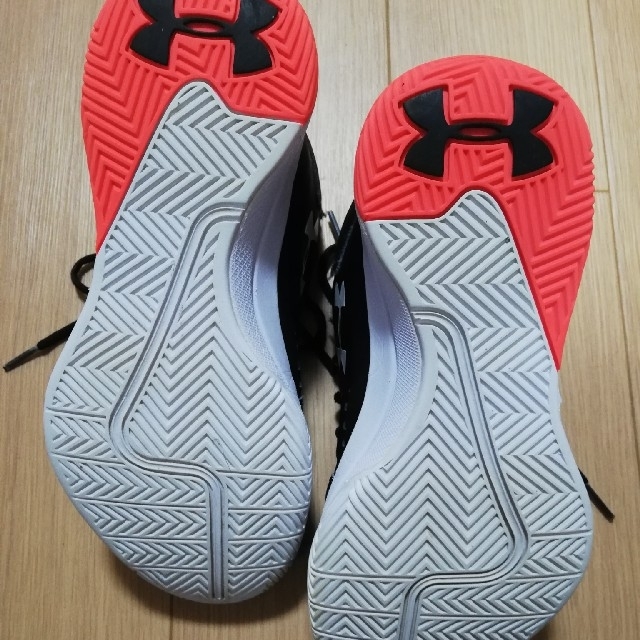 UNDER ARMOUR(アンダーアーマー)のバッシュ　アンダーアーマー　23.5cm スポーツ/アウトドアのスポーツ/アウトドア その他(バスケットボール)の商品写真