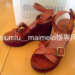 ミュウミュウ(miumiu)のmiumiuウェッジソール革サンダル(サンダル)