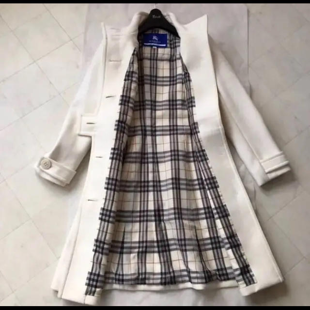 BURBERRY BLUE LABEL(バーバリーブルーレーベル)のバーバリーブルーレーベル白コート レディースのジャケット/アウター(ロングコート)の商品写真