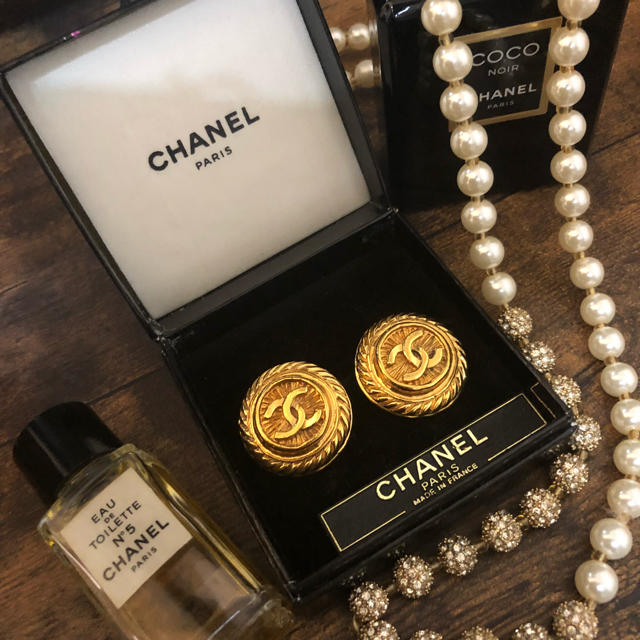 CHANEL(シャネル)のCHANEL ボタン風 イヤリング レディースのアクセサリー(イヤリング)の商品写真