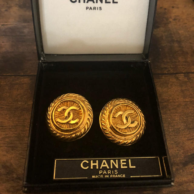 CHANEL(シャネル)のCHANEL ボタン風 イヤリング レディースのアクセサリー(イヤリング)の商品写真