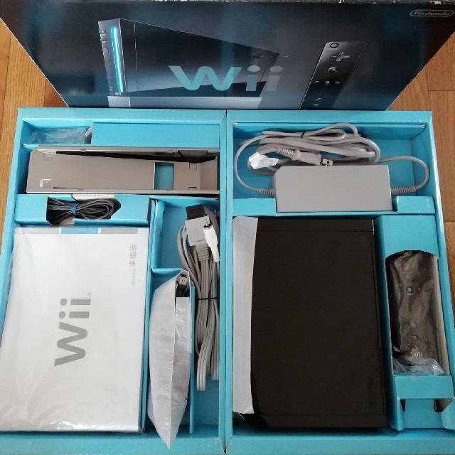 Wii(ウィー)のwii本体　中古　付属品完品 エンタメ/ホビーのゲームソフト/ゲーム機本体(家庭用ゲーム機本体)の商品写真