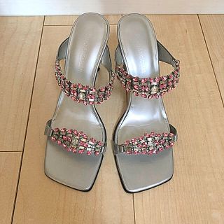 エンゾーアンジョリーニ(Enzo Angiolini)のラインストーン付きサンダル(サンダル)