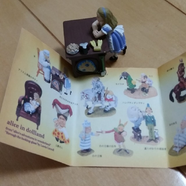 アリス イン ドールランド 机にもたれかかるアリス エンタメ/ホビーのフィギュア(SF/ファンタジー/ホラー)の商品写真