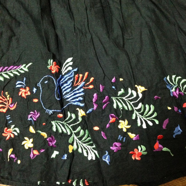 H&M(エイチアンドエム)のH&M鳥さん刺繍スカート レディースのスカート(ひざ丈スカート)の商品写真
