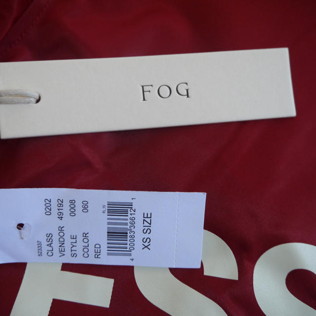 FEAR OF GOD(フィアオブゴッド)のXSサイズ ESSENTIALS  FEAR OF GOD  レッド  試着のみ メンズのジャケット/アウター(ナイロンジャケット)の商品写真