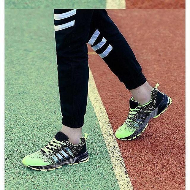 スポーツ 軽量 ランニングシューズ メンズの靴/シューズ(スニーカー)の商品写真