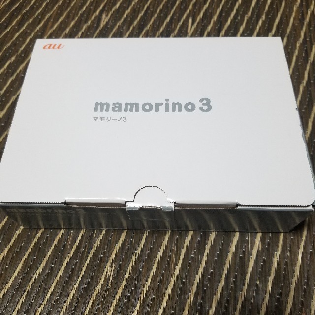 au(エーユー)のmamorino3  マモリーノ  白 スマホ/家電/カメラのスマートフォン/携帯電話(携帯電話本体)の商品写真