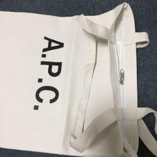 A.P.C - A.P.C.トートバック ホワイト ファスナー、内ポケット付きの