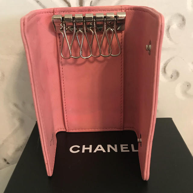 CHANEL(シャネル)の正規品 シャネル カメリア キーケース ピンク レディースのファッション小物(キーケース)の商品写真