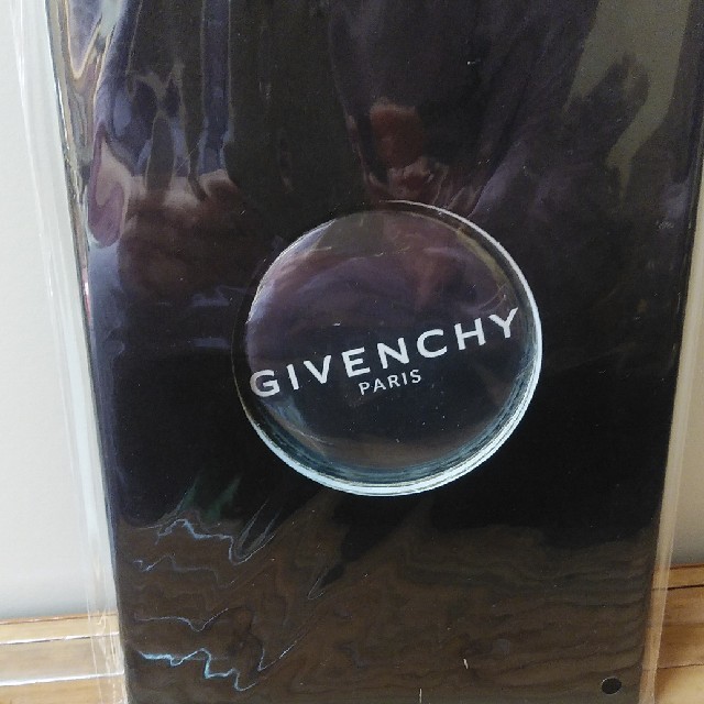 GIVENCHY(ジバンシィ)のジバンシーの缶バッジ レディースのファッション小物(その他)の商品写真