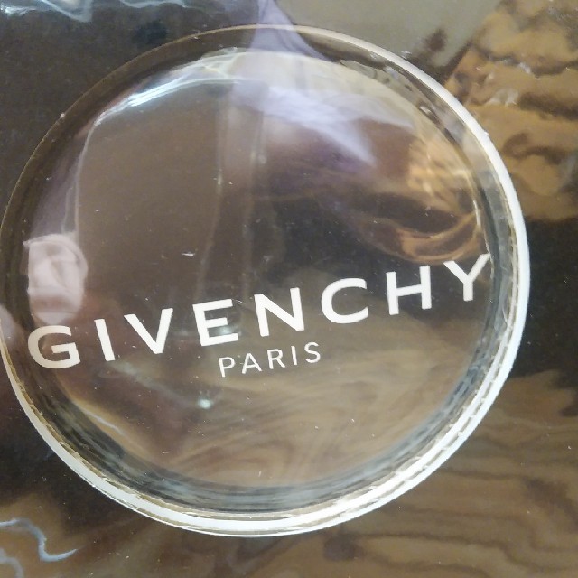 GIVENCHY(ジバンシィ)のジバンシーの缶バッジ レディースのファッション小物(その他)の商品写真