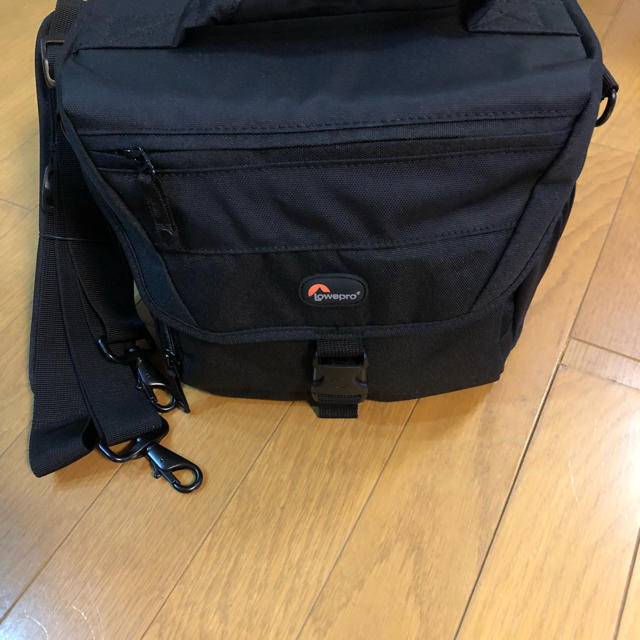 新品☆未使用 【Lowepro】 nova 180AW Ｂlack カメラバッグ スマホ/家電/カメラのカメラ(ケース/バッグ)の商品写真