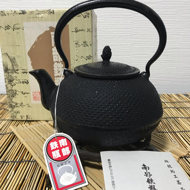 【未使用新品、栞、タグ、元箱付】南部盛榮堂  梨地霰文様 松毬摘 エンタメ/ホビーの美術品/アンティーク(金属工芸)の商品写真