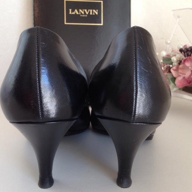 LANVIN(ランバン)の再再値下げしました  LANVIN   黒革パンプス サイズ5(22.5センチ) レディースの靴/シューズ(ハイヒール/パンプス)の商品写真
