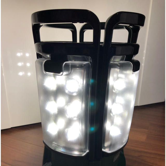 Coleman(コールマン)のCOLEMAN コールマン LED QUAD LANTERN ELITE スポーツ/アウトドアのアウトドア(ライト/ランタン)の商品写真