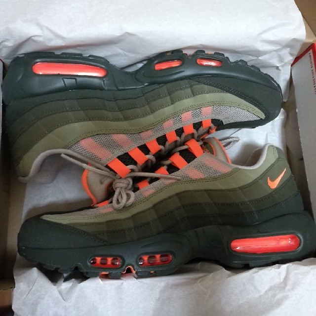 NIKE(ナイキ)のUS10.5  AIR MAX 95 total orange オリーブ メンズの靴/シューズ(スニーカー)の商品写真