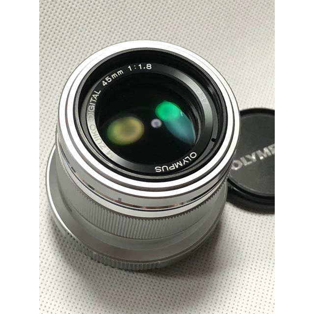 OLYMPUS(オリンパス)のOLYMPUS M Zuiko 単焦点 45mm F1.8 シルバー  スマホ/家電/カメラのカメラ(レンズ(単焦点))の商品写真