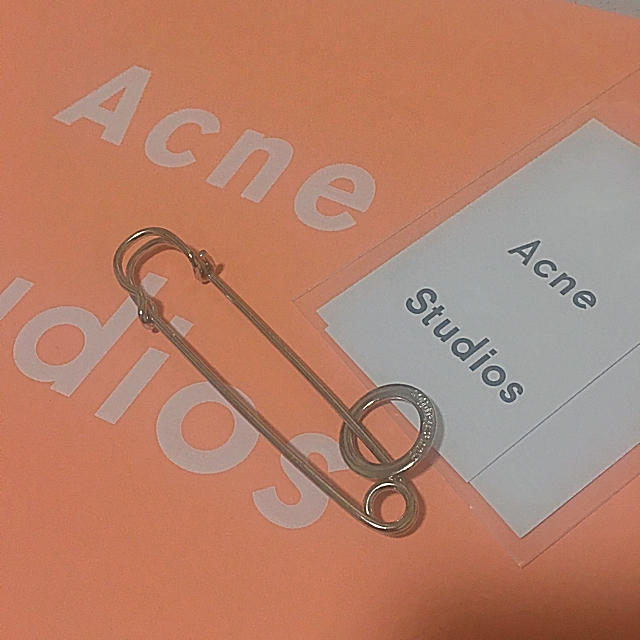 ACNE(アクネ)のアクネ ストールピン レディースのファッション小物(マフラー/ショール)の商品写真