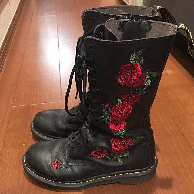 Dr.Martens(ドクターマーチン)のドクターマーチン 薔薇 刺繍ブーツ レディースの靴/シューズ(ブーツ)の商品写真