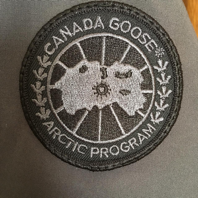 CANADA GOOSE(カナダグース)のCANADA GOOSE CHATEAU BLACK  DISK グレーXS メンズのジャケット/アウター(ダウンジャケット)の商品写真