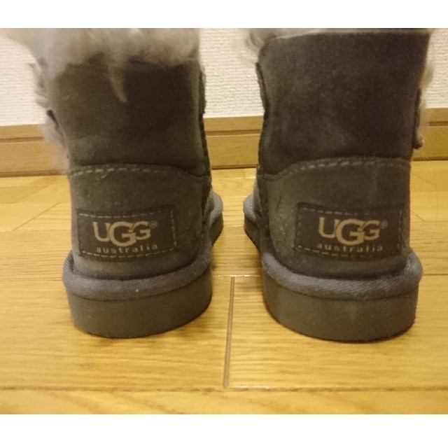 UGG(アグ)のUGG キッズ ブーツ グレー 15cm 箱あり キッズ/ベビー/マタニティのキッズ靴/シューズ(15cm~)(ブーツ)の商品写真