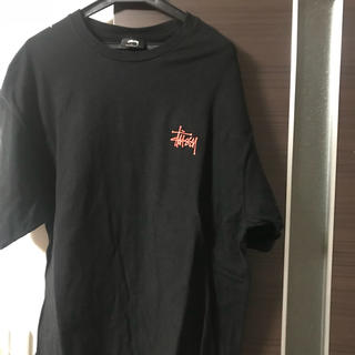 Tシャツ stussy 定番ロゴ 黒とオレンジ