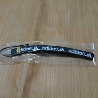 アディダス(adidas)のアディダス ストラップ 黒(ストラップ/イヤホンジャック)