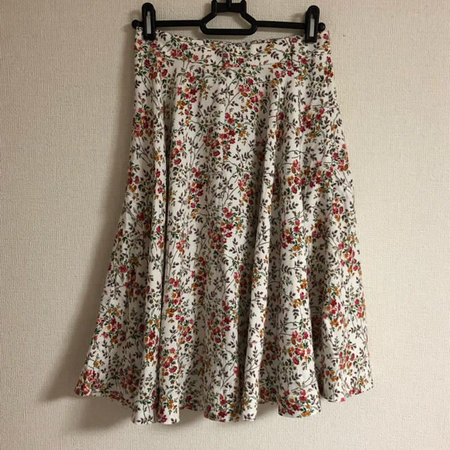 moussy(マウジー)のMOUSSY 花柄スカート レディースのスカート(ひざ丈スカート)の商品写真