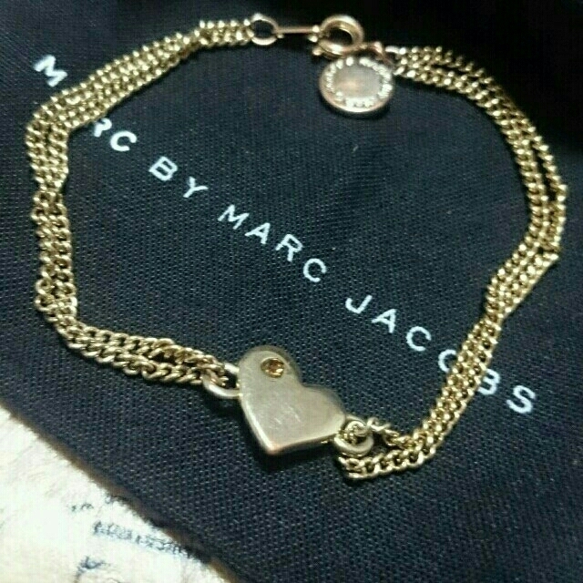 MARC BY MARC JACOBS(マークバイマークジェイコブス)の2連ﾁｪｰﾝﾊｰﾄﾌﾞﾚｽ♪激安☆送込 レディースのアクセサリー(ブレスレット/バングル)の商品写真