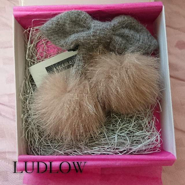 LUDLOW(ラドロー)のラドロー FOXファーボンボン ウール×ベージュ レディースのヘアアクセサリー(ヘアゴム/シュシュ)の商品写真