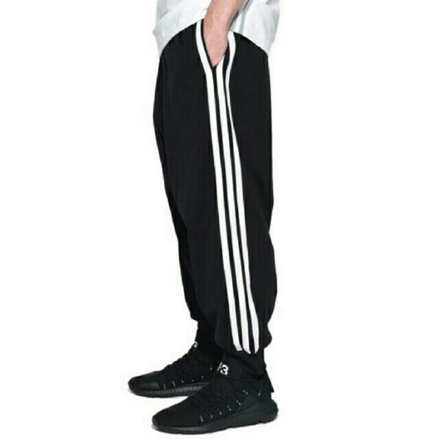 Y-3(ワイスリー)のY3  3 STP SELVEDGE MATT TRACK PANT メンズのパンツ(サルエルパンツ)の商品写真