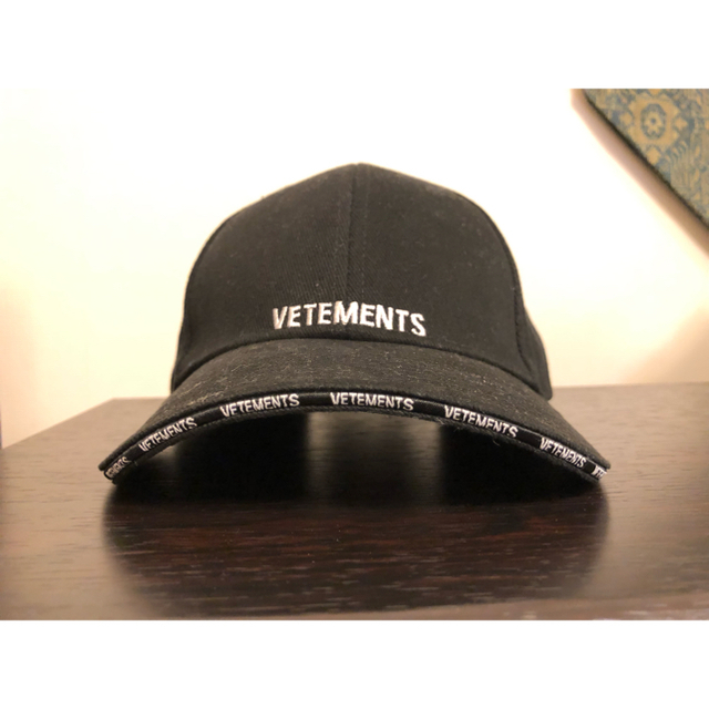 正規品保証 vetements ヴェトモン ロゴ キャップ ブラック - キャップ