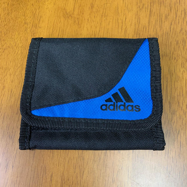 adidas(アディダス)のAdidas 折りたたみ財布 キッズ/ベビー/マタニティのこども用ファッション小物(財布)の商品写真