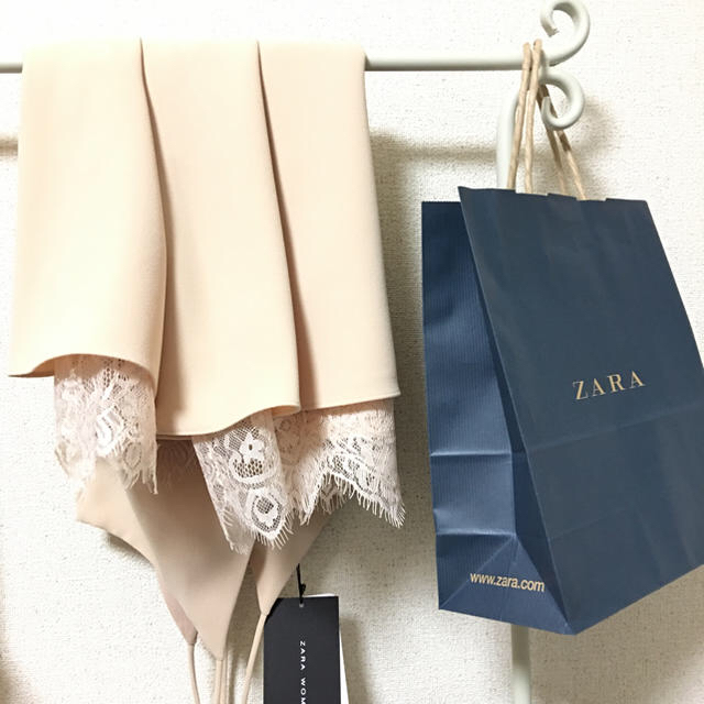 ZARA(ザラ)の残り1点‼️【新品 完売品】上品な大人女子♡清楚なベージュ×レースのワンピース♪ レディースのワンピース(ひざ丈ワンピース)の商品写真