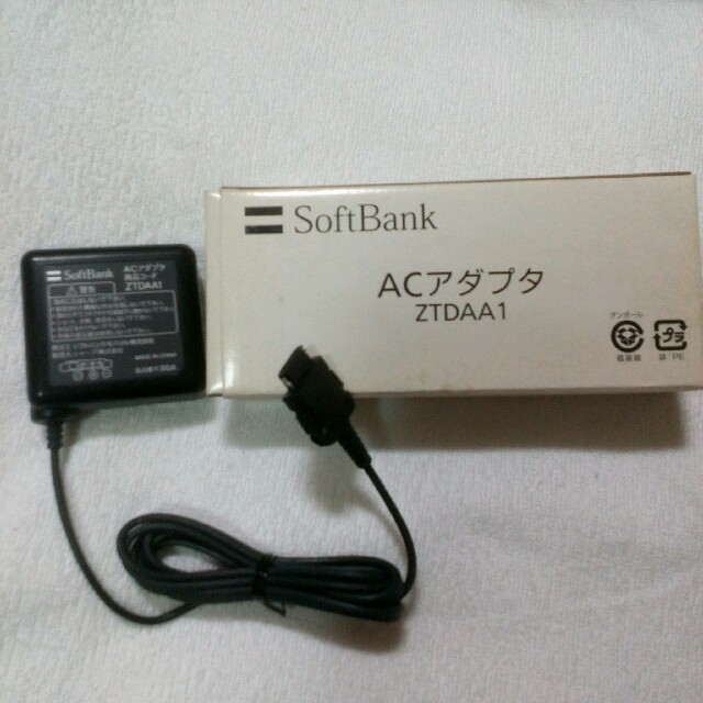 Softbank(ソフトバンク)の【新品未使用】ソフトバンク純正品　ACアダプター　ZTDAA1 スマホ/家電/カメラのスマートフォン/携帯電話(バッテリー/充電器)の商品写真