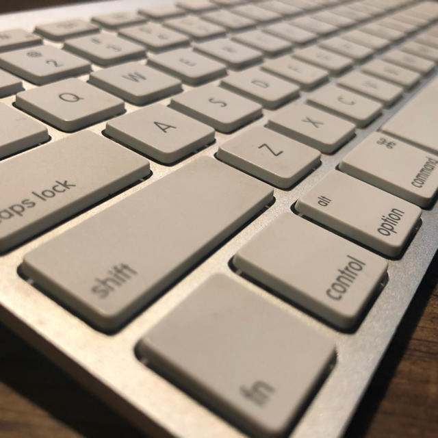 Apple(アップル)のApple wireless keyboard ワイヤレスキーボード US スマホ/家電/カメラのPC/タブレット(PCパーツ)の商品写真