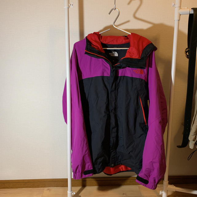 THE NORTH FACE(ザノースフェイス)のthe north face ムラサキ マウンテンパーカー メンズのジャケット/アウター(マウンテンパーカー)の商品写真