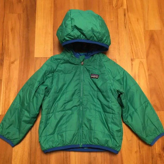 patagonia(パタゴニア)のpatagonia パタゴニア キッズ パフボールジャケット リバーシブル 2T キッズ/ベビー/マタニティのキッズ服男の子用(90cm~)(ジャケット/上着)の商品写真