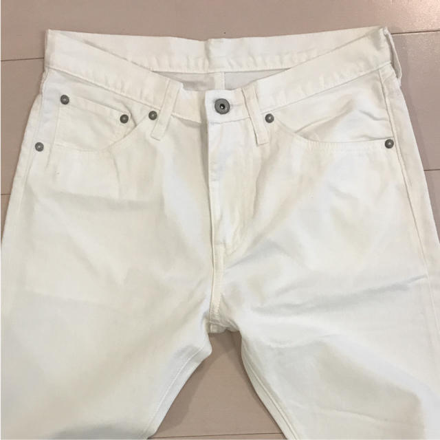GU(ジーユー)のメンズ 白パンツ メンズのパンツ(デニム/ジーンズ)の商品写真