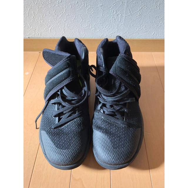 NIKE(ナイキ)のKyrie2 triple black 27.5 ep スポーツ/アウトドアのスポーツ/アウトドア その他(バスケットボール)の商品写真