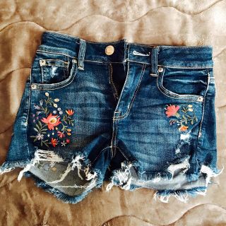 アメリカンイーグル(American Eagle)のAmerican Eagle☆お花刺繍☆デニムショーパン☆S(ショートパンツ)