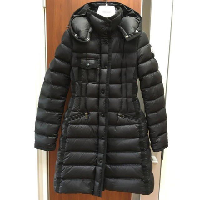 MONCLER(モンクレール)の2回着用100％正規極美品17AWモンクレールロングダウンコートエルミンヌ黒00 レディースのジャケット/アウター(ダウンコート)の商品写真