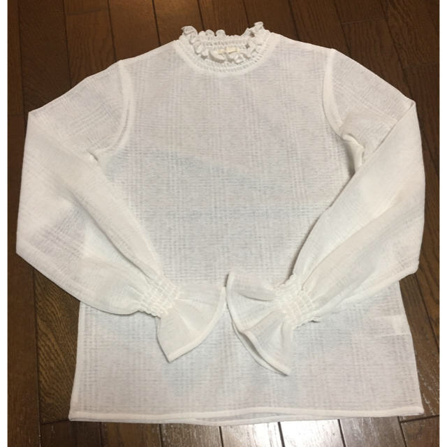 GU(ジーユー)のGU フリルネックカットソー ホワイト レディースのトップス(シャツ/ブラウス(長袖/七分))の商品写真