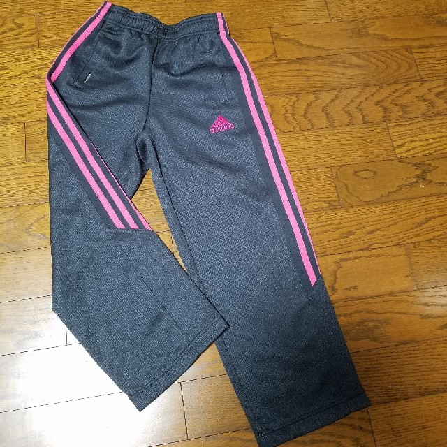 adidas(アディダス)の【新品同様】adidasジャージ　パンツ120サイズ キッズ/ベビー/マタニティのキッズ服女の子用(90cm~)(パンツ/スパッツ)の商品写真