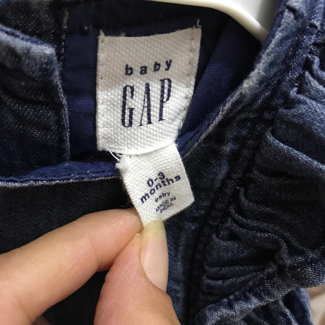 babyGAP(ベビーギャップ)のベビーギャップ デニムロンパース キッズ/ベビー/マタニティのベビー服(~85cm)(ロンパース)の商品写真