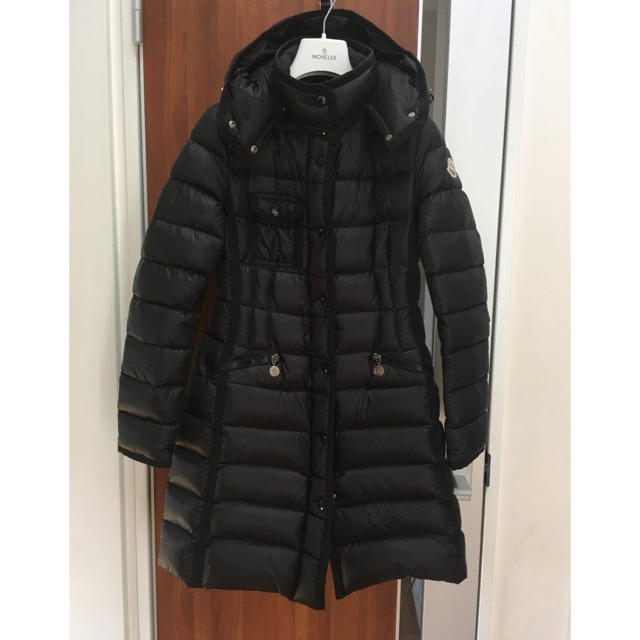 MONCLER(モンクレール)のモンクレール数回着用100％正規極美品ロングダウンコートHERMINE黒0 レディースのジャケット/アウター(ダウンコート)の商品写真