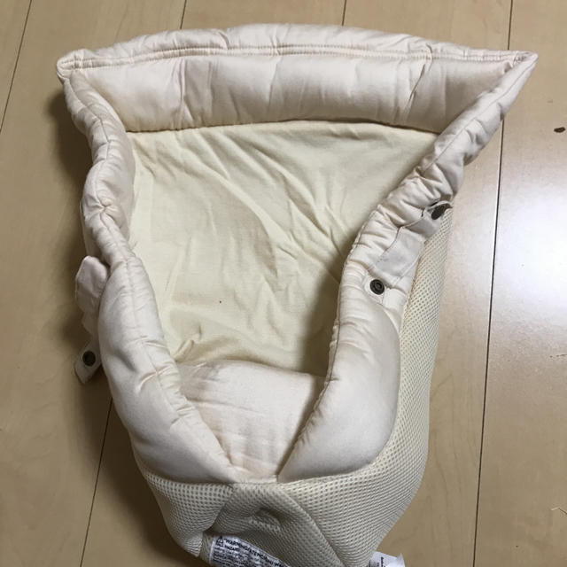 Ergobaby(エルゴベビー)のエルゴ インサート キッズ/ベビー/マタニティの外出/移動用品(抱っこひも/おんぶひも)の商品写真